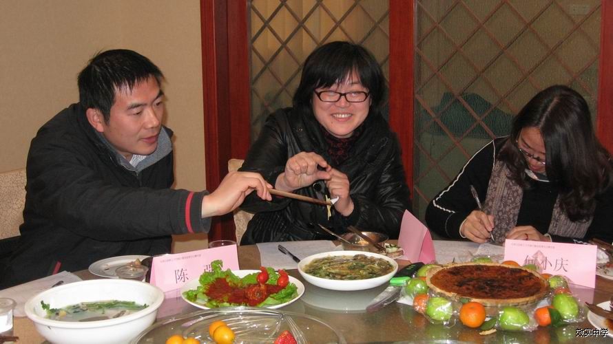 敬业的评委检查刀工