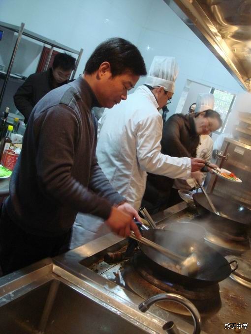 厨房里热火朝天