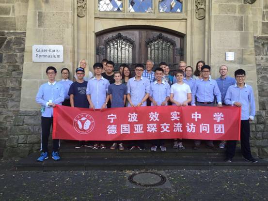 与住家友伴的合影