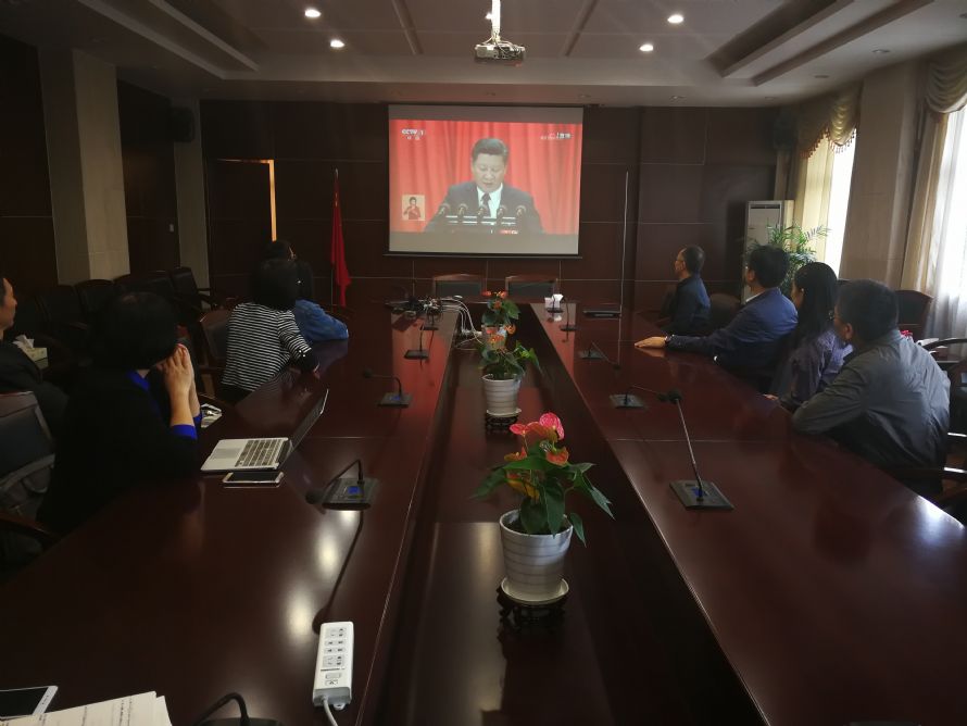 会议室里认真听