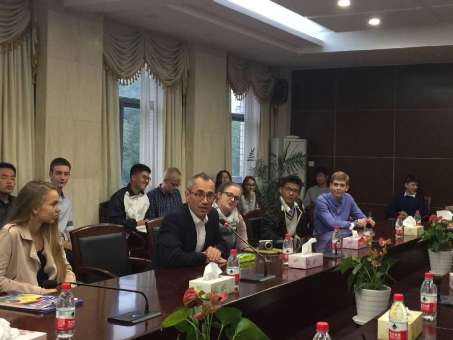 Wolfgang代表查理曼大帝中学师生向效实师生表示感谢和期待