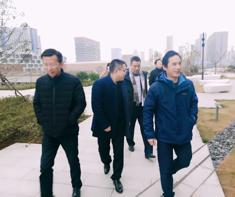 考察团一行参观校园